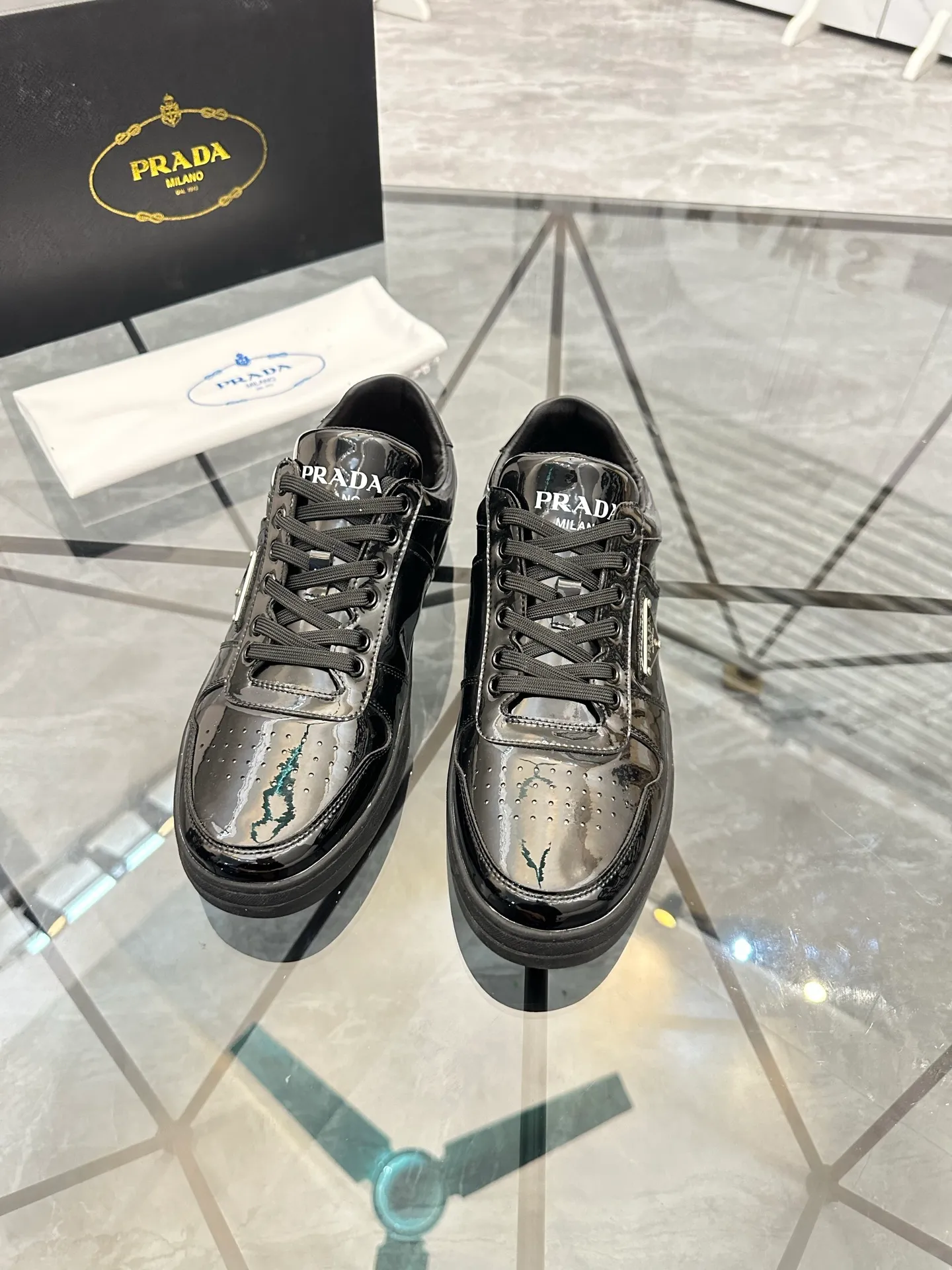 Men's shoes: 💰P400¥ Product trademark: Prada *"Prada*" low-top casual shoes Regular size: 38-44 (can be customized to 45) Product materials: imported cowhide upper, sheepskin lining, original outsole. Number: 020